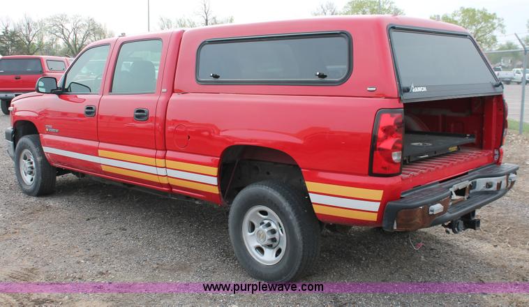 image for item D8183 2005 Chevrolet Silverado 2500HD Crew Cab pickup truck