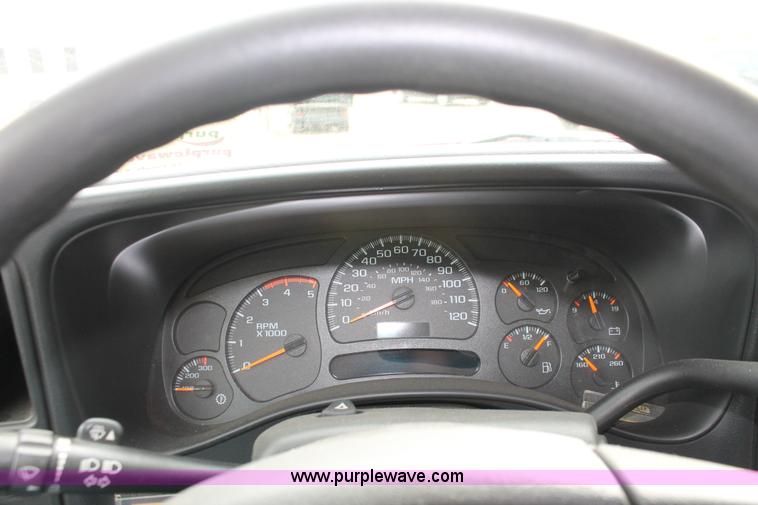 image for item D8183 2005 Chevrolet Silverado 2500HD Crew Cab pickup truck