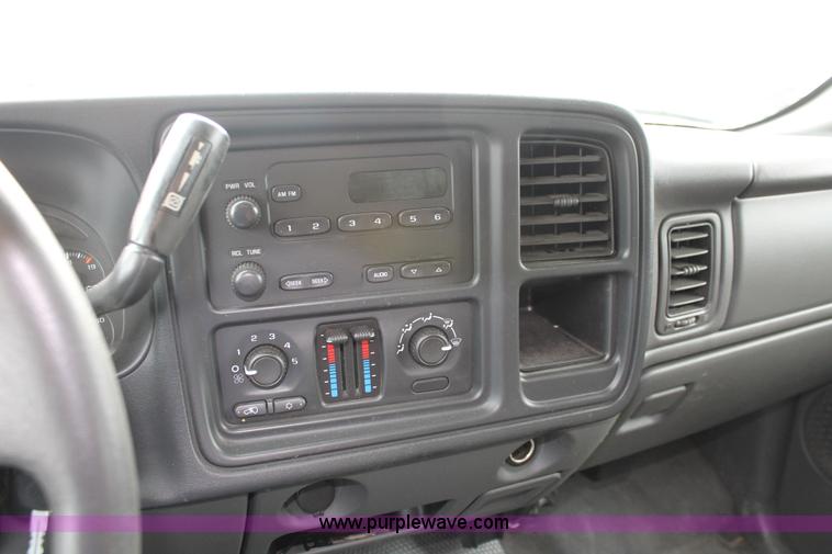 image for item D8183 2005 Chevrolet Silverado 2500HD Crew Cab pickup truck