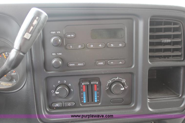 image for item D8183 2005 Chevrolet Silverado 2500HD Crew Cab pickup truck