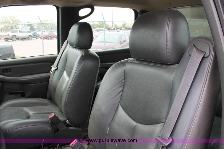 image for item D8183 2005 Chevrolet Silverado 2500HD Crew Cab pickup truck