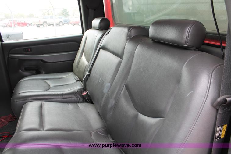 image for item D8183 2005 Chevrolet Silverado 2500HD Crew Cab pickup truck