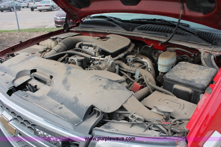 image for item D8183 2005 Chevrolet Silverado 2500HD Crew Cab pickup truck