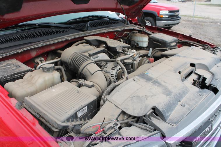 image for item D8183 2005 Chevrolet Silverado 2500HD Crew Cab pickup truck