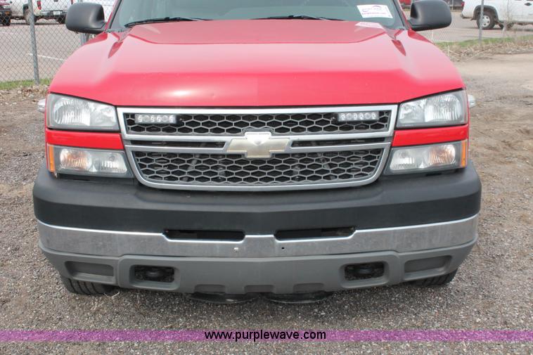 image for item D8183 2005 Chevrolet Silverado 2500HD Crew Cab pickup truck