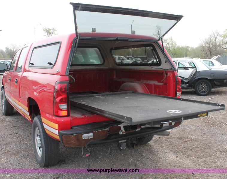 image for item D8183 2005 Chevrolet Silverado 2500HD Crew Cab pickup truck