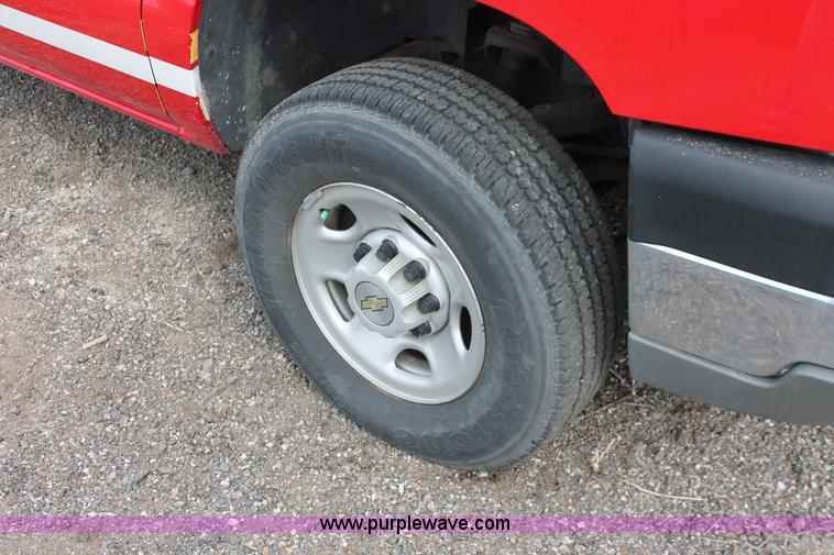 image for item D8183 2005 Chevrolet Silverado 2500HD Crew Cab pickup truck