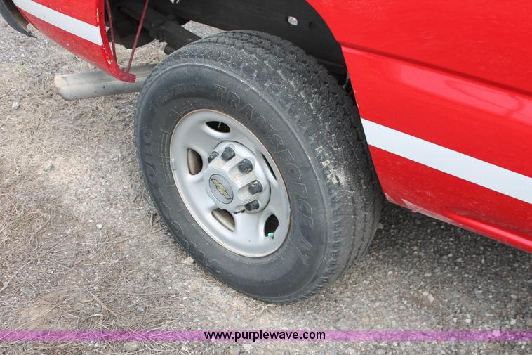 image for item D8183 2005 Chevrolet Silverado 2500HD Crew Cab pickup truck