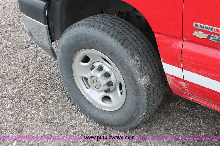 image for item D8183 2005 Chevrolet Silverado 2500HD Crew Cab pickup truck