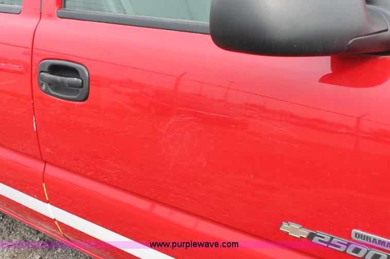 image for item D8183 2005 Chevrolet Silverado 2500HD Crew Cab pickup truck