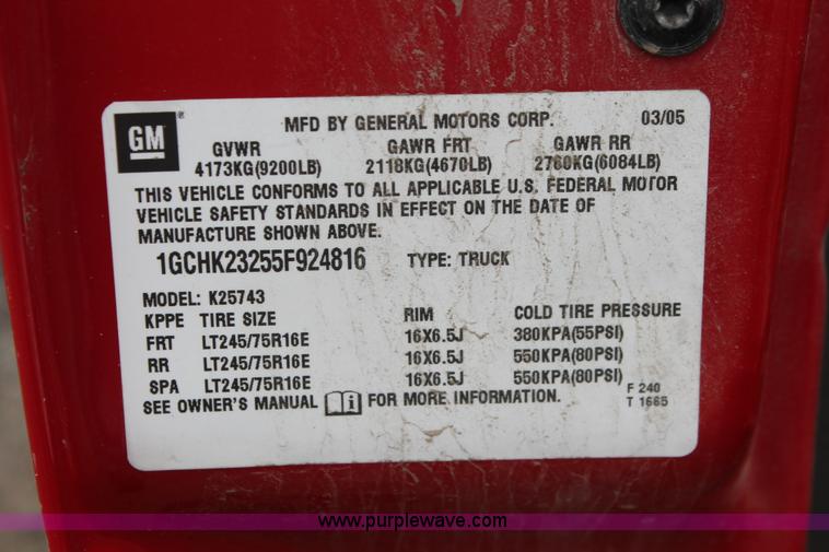 image for item D8183 2005 Chevrolet Silverado 2500HD Crew Cab pickup truck