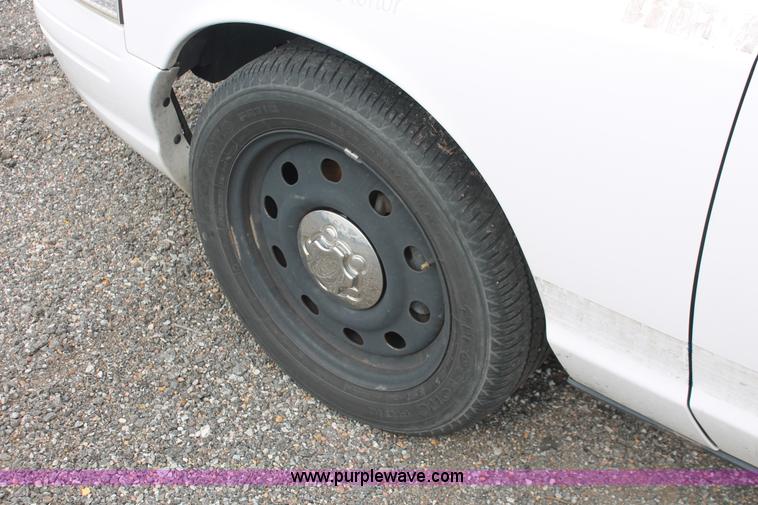 image for item D8186 2006 Ford Crown Victoria Police Interceptor