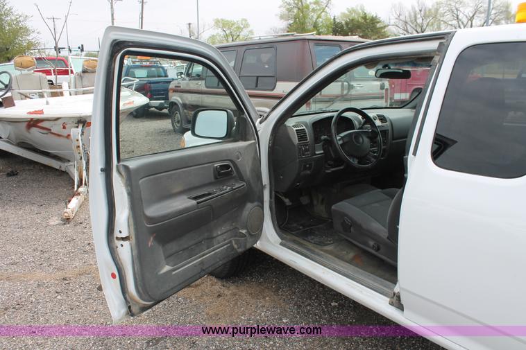 image for item D8198 2006 Chevrolet Colorado extended cab pickup truck