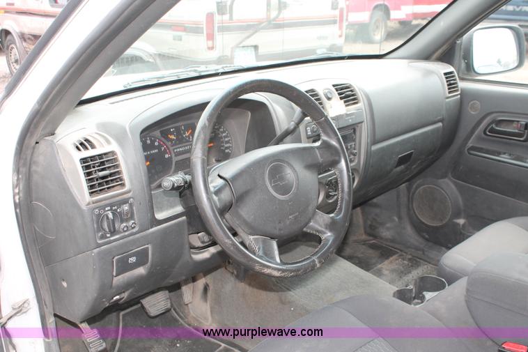 image for item D8198 2006 Chevrolet Colorado extended cab pickup truck