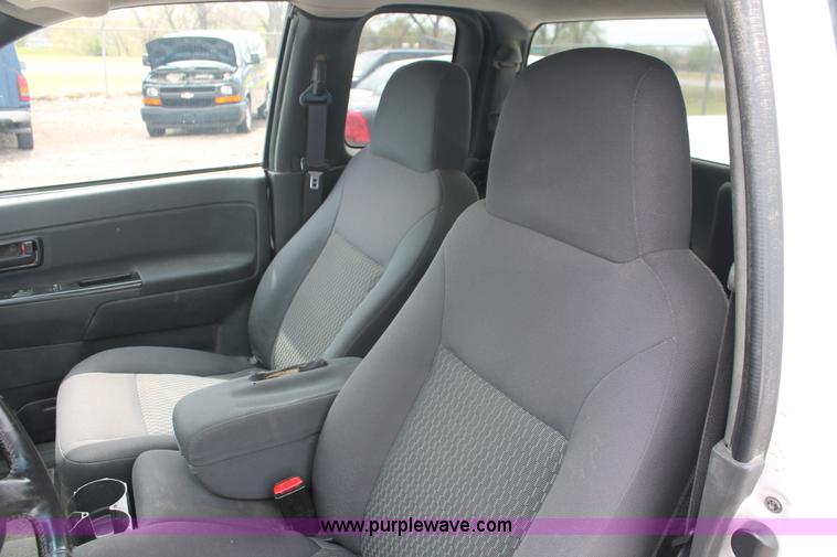 image for item D8198 2006 Chevrolet Colorado extended cab pickup truck