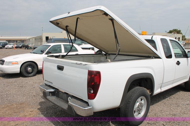 image for item D8198 2006 Chevrolet Colorado extended cab pickup truck