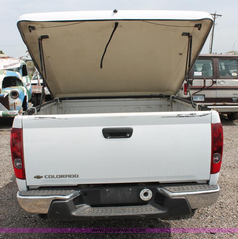 image for item D8198 2006 Chevrolet Colorado extended cab pickup truck