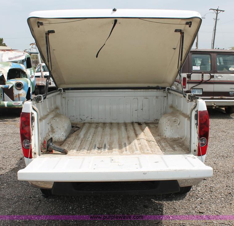 image for item D8198 2006 Chevrolet Colorado extended cab pickup truck