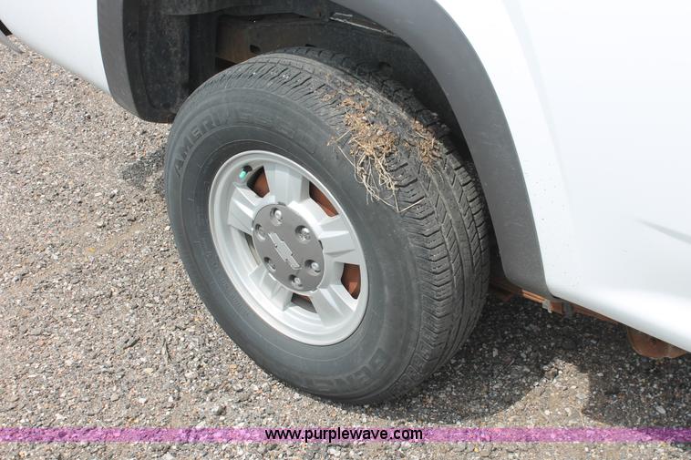 image for item D8198 2006 Chevrolet Colorado extended cab pickup truck