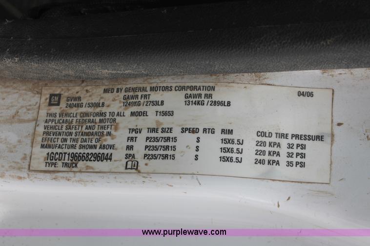 image for item D8198 2006 Chevrolet Colorado extended cab pickup truck