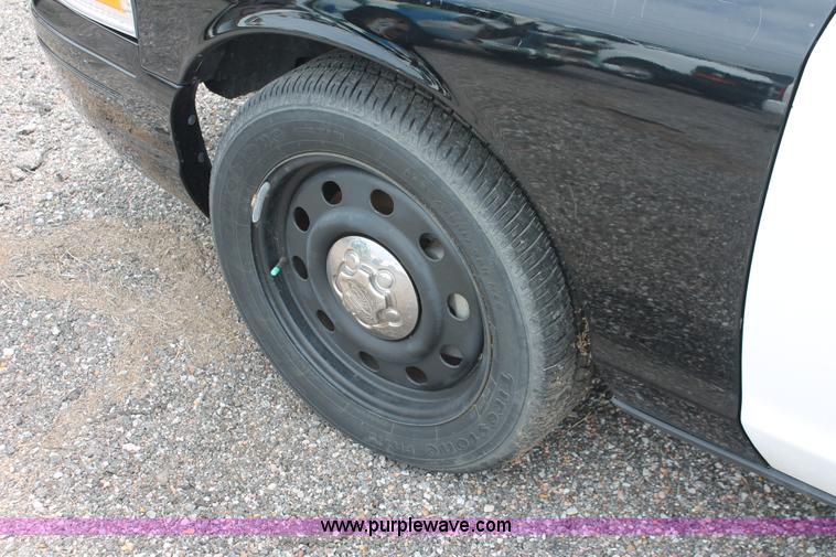 image for item D8199 2008 Ford Crown Victoria Police Interceptor