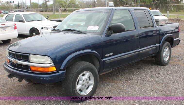 image for item D8202 2003 Chevrolet S10 LS Crew Cab pickup truck