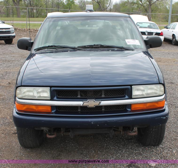 image for item D8202 2003 Chevrolet S10 LS Crew Cab pickup truck