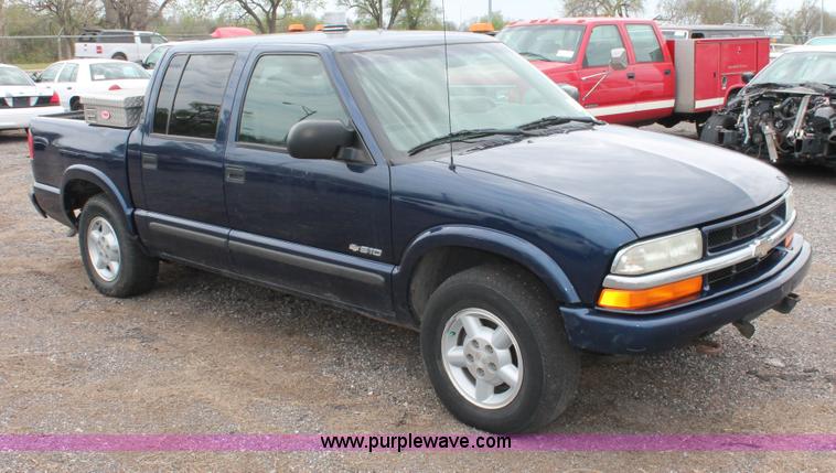 image for item D8202 2003 Chevrolet S10 LS Crew Cab pickup truck