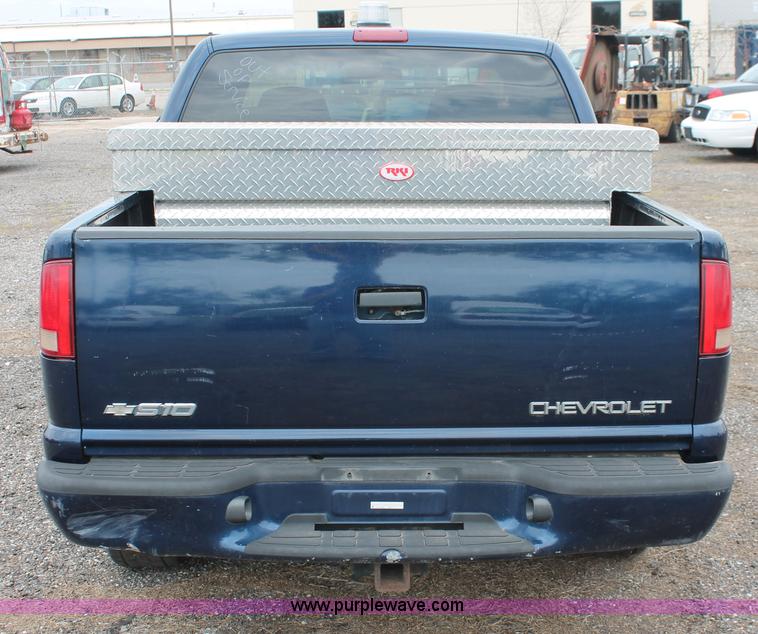 image for item D8202 2003 Chevrolet S10 LS Crew Cab pickup truck
