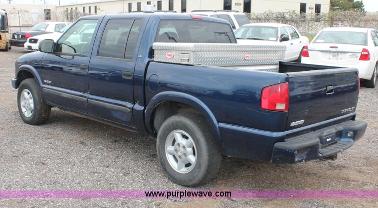 image for item D8202 2003 Chevrolet S10 LS Crew Cab pickup truck