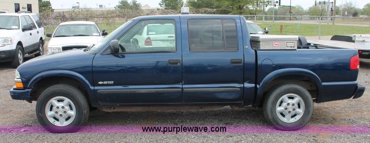 image for item D8202 2003 Chevrolet S10 LS Crew Cab pickup truck