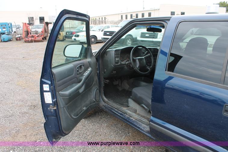 image for item D8202 2003 Chevrolet S10 LS Crew Cab pickup truck