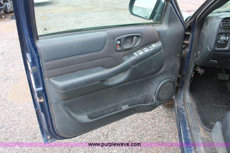 image for item D8202 2003 Chevrolet S10 LS Crew Cab pickup truck