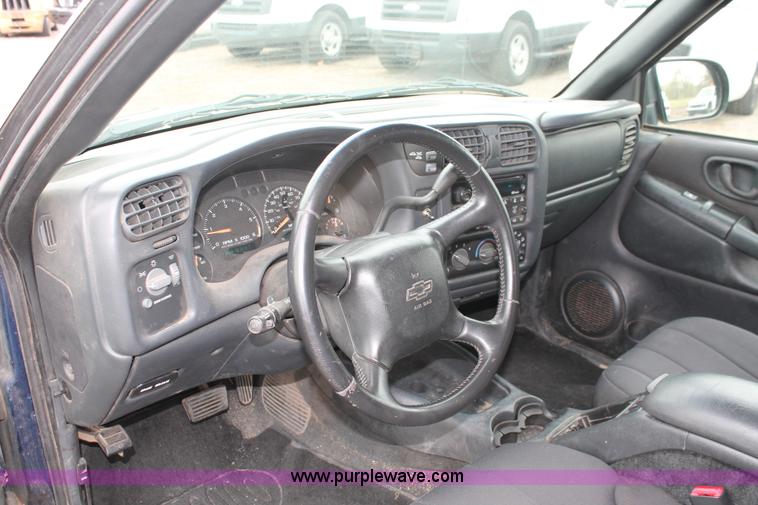 image for item D8202 2003 Chevrolet S10 LS Crew Cab pickup truck