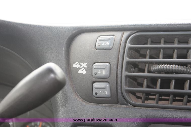 image for item D8202 2003 Chevrolet S10 LS Crew Cab pickup truck