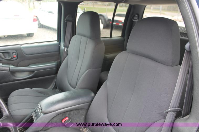 image for item D8202 2003 Chevrolet S10 LS Crew Cab pickup truck