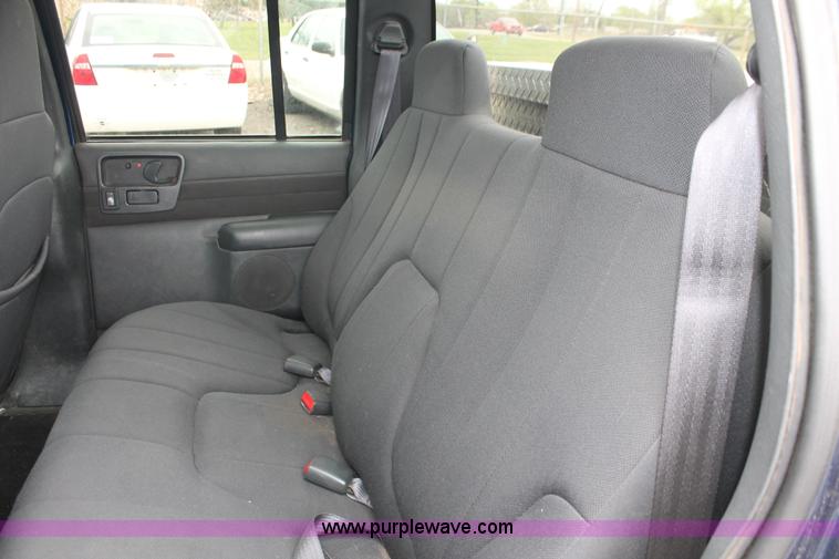 image for item D8202 2003 Chevrolet S10 LS Crew Cab pickup truck