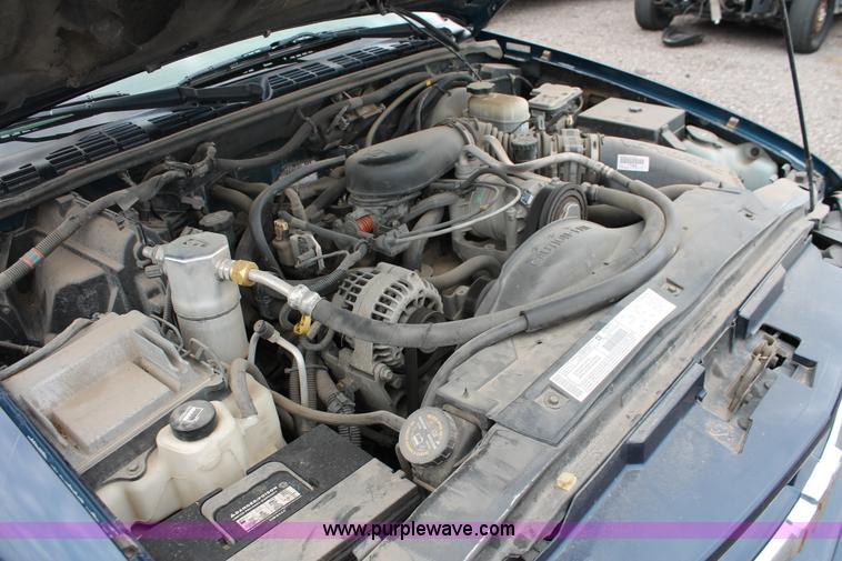 image for item D8202 2003 Chevrolet S10 LS Crew Cab pickup truck