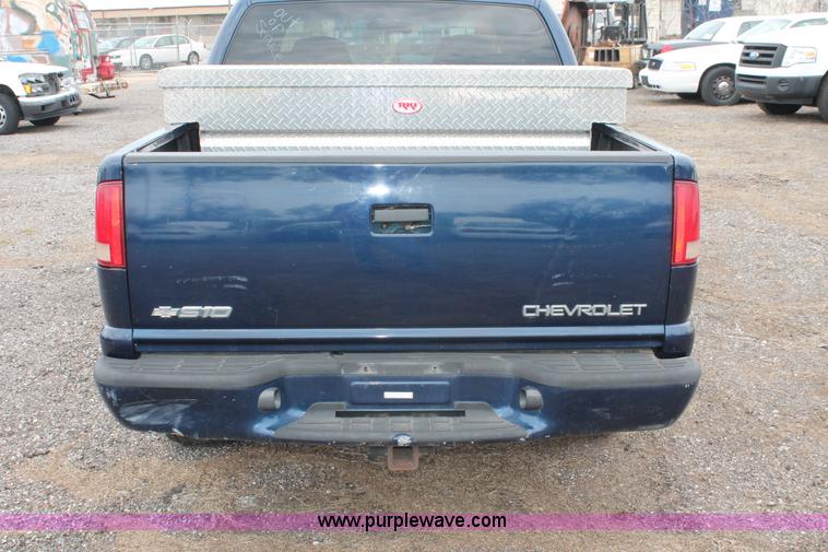 image for item D8202 2003 Chevrolet S10 LS Crew Cab pickup truck