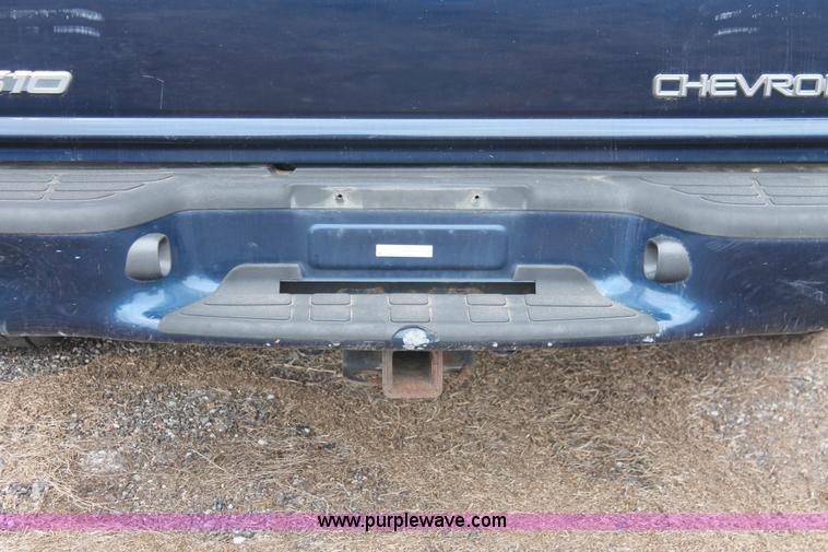 image for item D8202 2003 Chevrolet S10 LS Crew Cab pickup truck