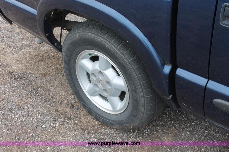 image for item D8202 2003 Chevrolet S10 LS Crew Cab pickup truck