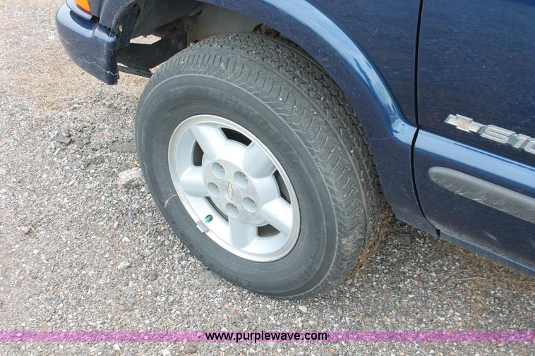 image for item D8202 2003 Chevrolet S10 LS Crew Cab pickup truck