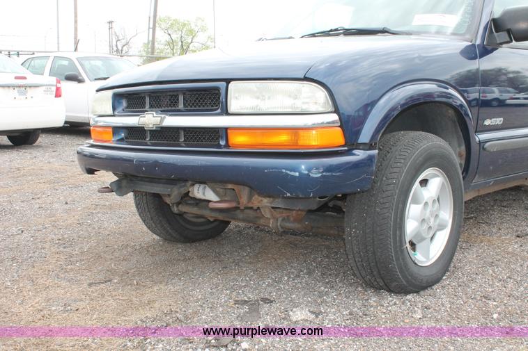 image for item D8202 2003 Chevrolet S10 LS Crew Cab pickup truck