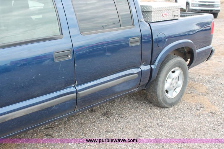 image for item D8202 2003 Chevrolet S10 LS Crew Cab pickup truck