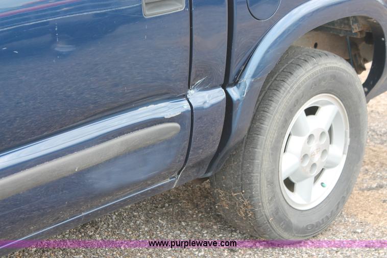 image for item D8202 2003 Chevrolet S10 LS Crew Cab pickup truck
