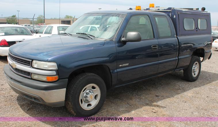 image for item D8204 2000 Chevrolet Silverado 2500 pickup truck