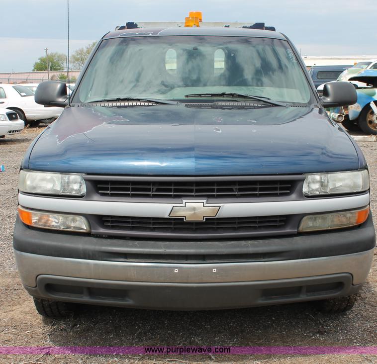 image for item D8204 2000 Chevrolet Silverado 2500 pickup truck