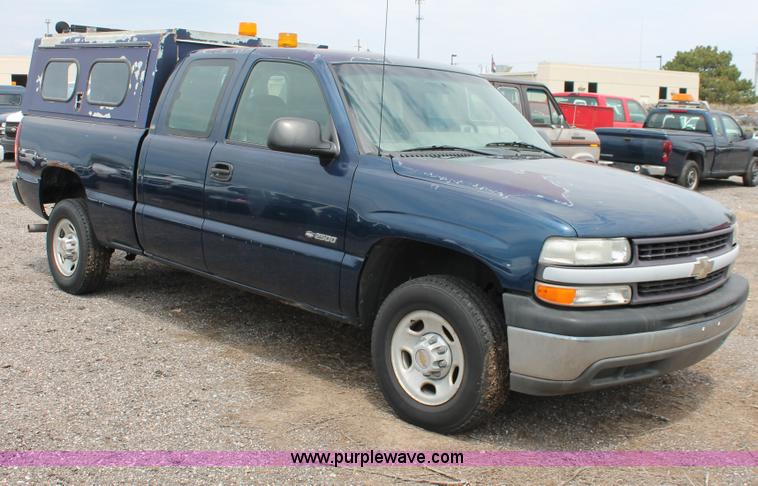 image for item D8204 2000 Chevrolet Silverado 2500 pickup truck