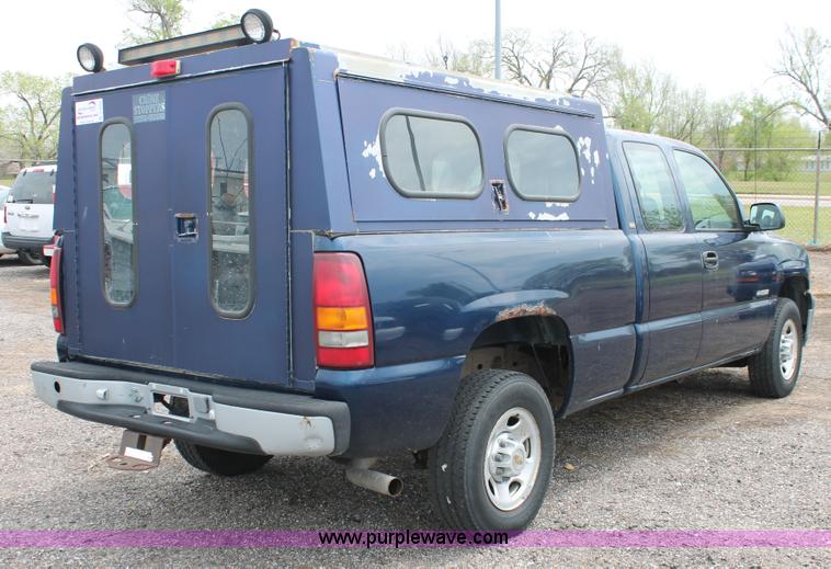 image for item D8204 2000 Chevrolet Silverado 2500 pickup truck