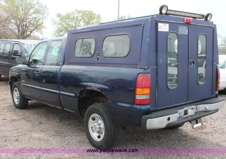 image for item D8204 2000 Chevrolet Silverado 2500 pickup truck